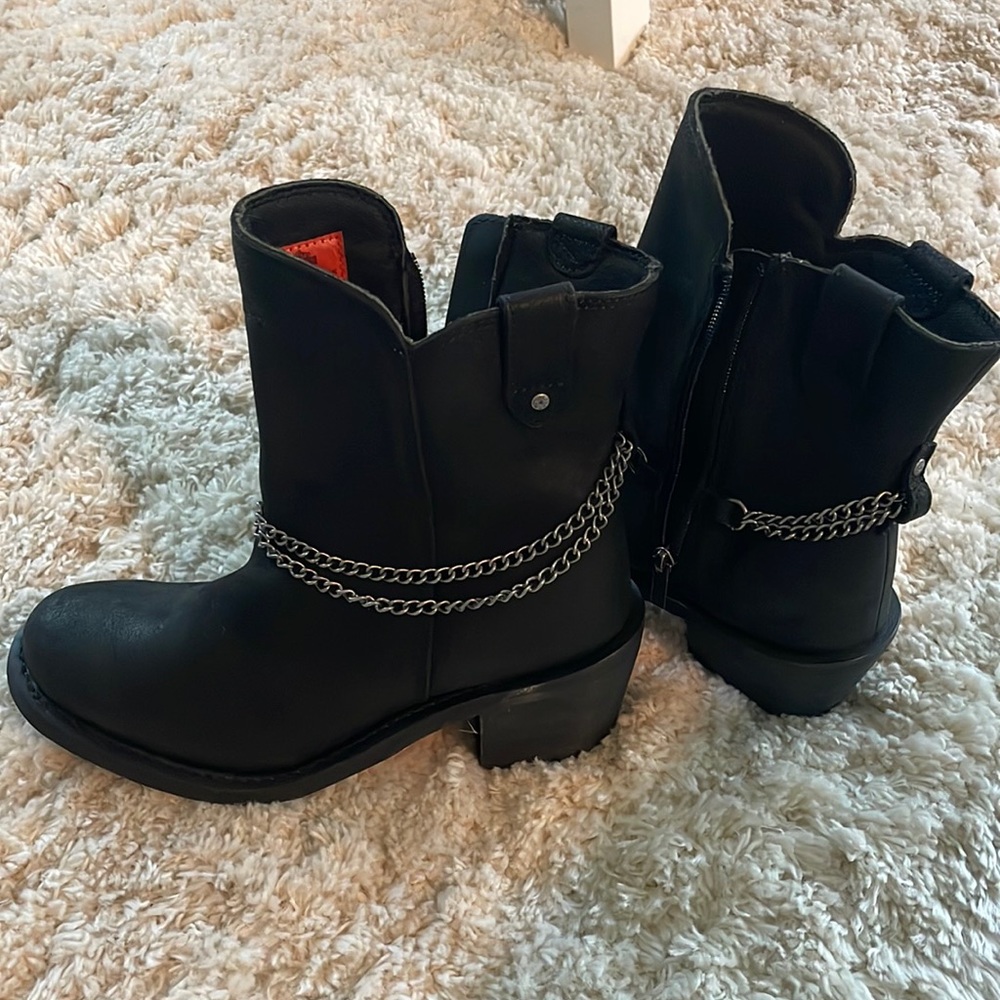 Very Nice size 9 boot. Brand New Harley womenBoots. Size 9. Rich Black Excellent